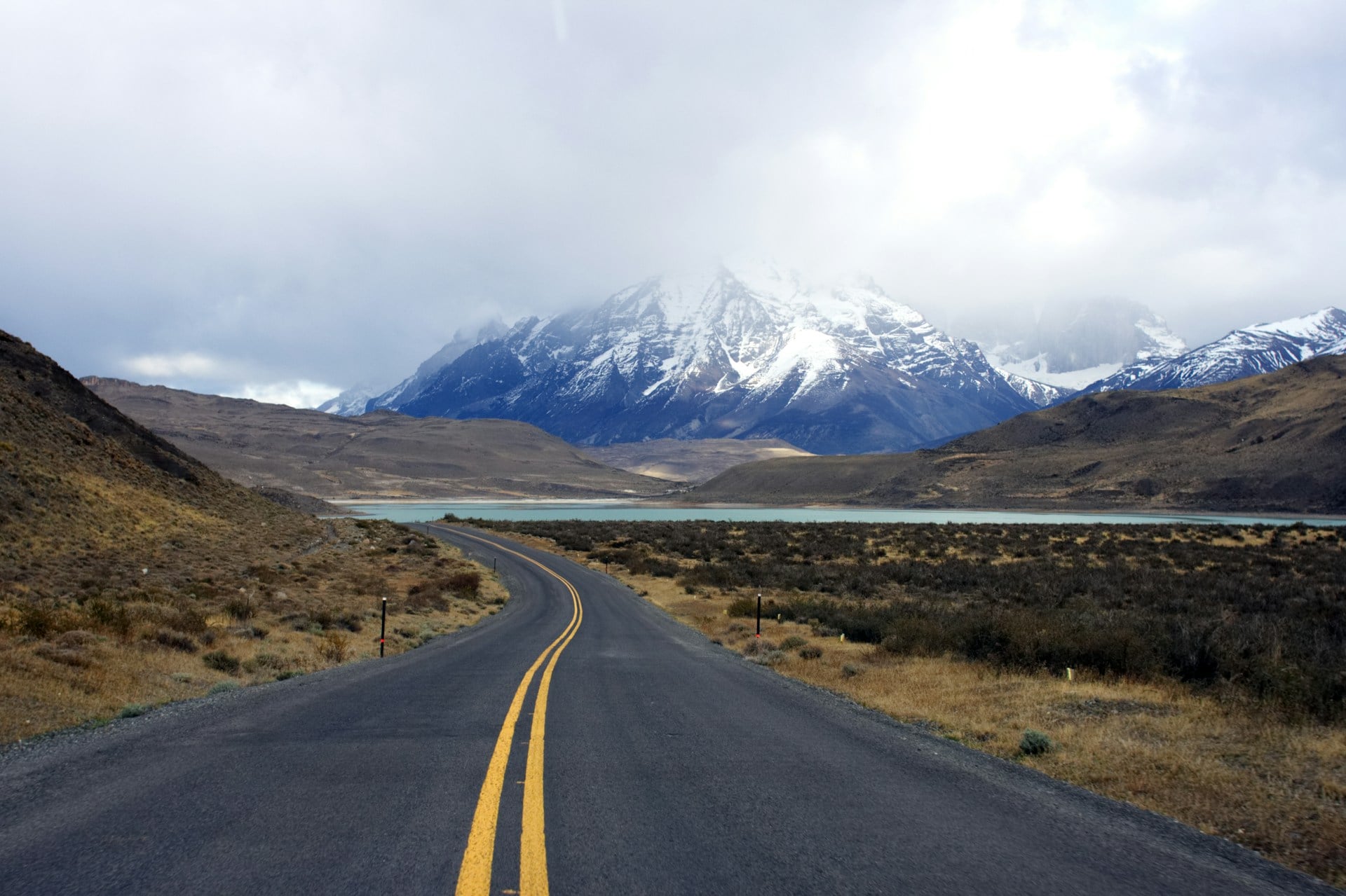 Mitos y realidades antes de salir de viaje: combustible, neumáticos y rendimiento